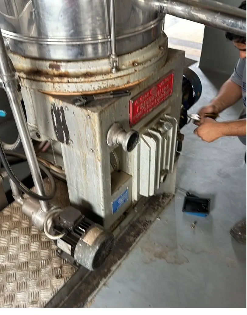 Técnico realizando el service de una centrífuga vertical Pieralisi en una almazara