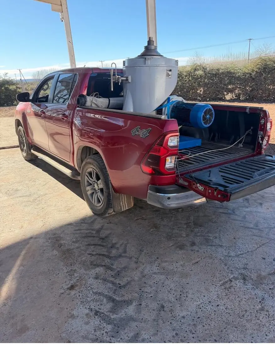 Centrífuga reacondicionada cargada en una camioneta camino a la planta del cliente
